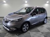 la photo d'une voiture argentée garée dans une salle d'exposition