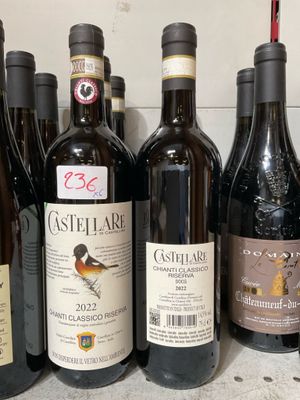 plusieurs bouteilles de vin sont alignées sur un comptoir