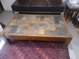 une table basse dont le plateau est recouvert de carrelage