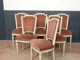 six chaises placées au milieu d'une pièce