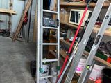 une photo d'un garage avec des échelles et des outils