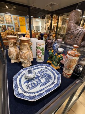 de nombreux vases et assiettes exposés dans une vitrine