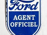 une vieille enseigne d'agence Ford accrochée sur le mur d'un immeuble