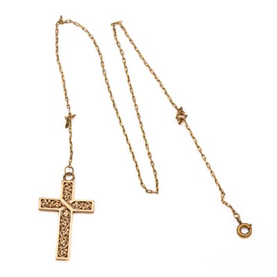une photo d'un collier composé d'une croix en or et d'une chaîne