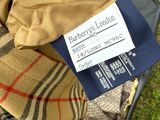 une étiquette sur une veste « London » de Burberry posée sur une chaise