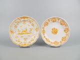 deux assiettes jaunes et blanches ornées d'oiseaux et de fleurs
