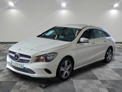 La Mercedes CLA blanche est garée dans une grande pièce
