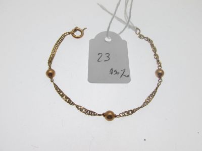 gros plan d'un bracelet portant une étiquette de prix