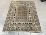 un tapis posé au sol, au milieu de la pièce