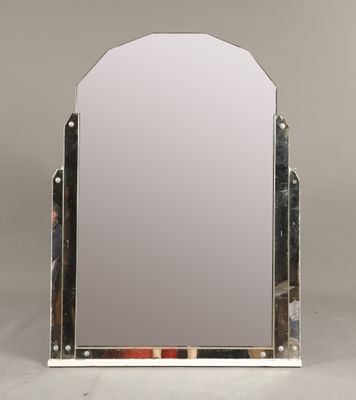 une image représentant un miroir avec un cadre métallique et un miroir au centre