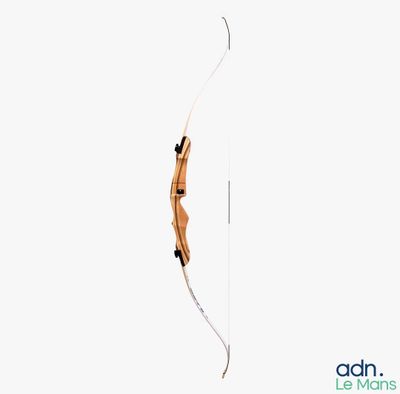 un arc et une flèche reliés par une corde