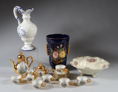 de nombreux types de vases et de bols sur la table
