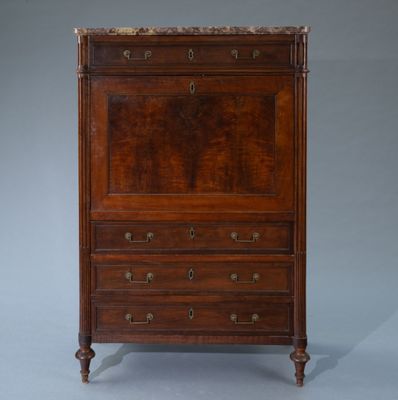 une vieille commode en bois avec un plateau en marbre et des tiroirs
