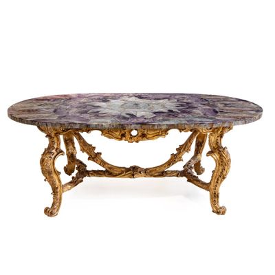 une image d'une table avec un plateau en marbre