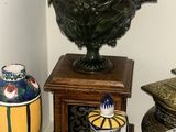 de nombreux vases et bols de toutes sortes sur la table