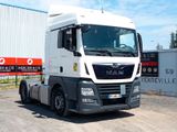 un camion garé devant un bâtiment