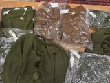 une pile de vêtements posée sur le sol