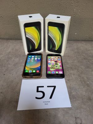 Deux iPhones sont posés l'un à côté de l'autre sur une table