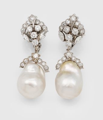 une paire de boucles d'oreilles en perles et diamants