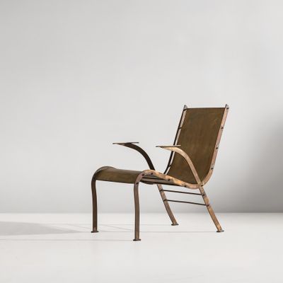 un fauteuil en cuir marron dans une pièce blanche