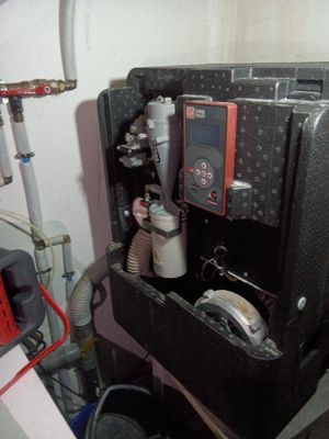 une boîte noire contenant un appareil rouge et noir