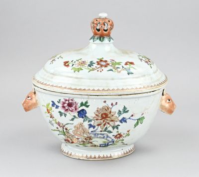 une image représentant un bol blanc orné de fleurs et muni d'un couvercle