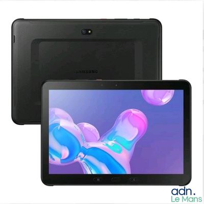 La tablette Samsung se trouve à côté d'une tablette sur laquelle est représentée une main.