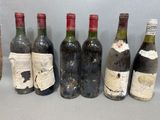 plusieurs bouteilles de vin sont alignées sur une table
