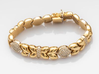 un bracelet en or serti de diamants sur fond blanc
