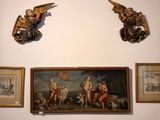 trois statues accrochées au mur au-dessus d'une commode dans une pièce