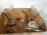 une boîte en carton contenant de nombreux objets en verre