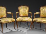 trois chaises avec un revêtement jaune, un revêtement jaune, un revêtement jaune, un revêtement jaune, un revêtement jaune, un revêtement jaune, un revêtement jaune, un revêtement jaune