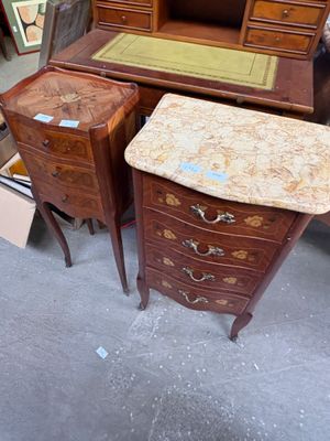 plusieurs meubles sont empilés les uns sur les autres