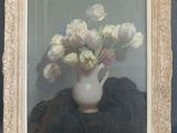 tableau représentant des fleurs dans un vase blanc posé sur une table noire