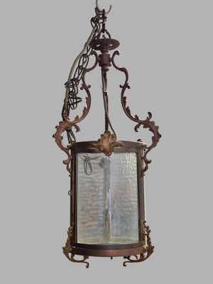 une suspension à l'ancienne munie d'un abat-jour en verre