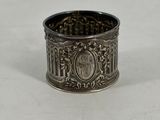 gros plan d'une bague en argent sur une surface blanche