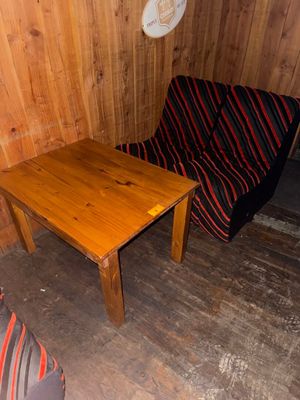 un canapé et une table dans le coin d'une pièce