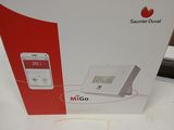 emballage d'un téléphone portable blanc et rouge posé sur une table blanche