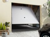 une voiture garée devant un garage dont la porte est ouverte