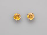 une paire de boucles d'oreilles à clous en saphir jaune