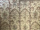 un chat allongé sur un lit dans une chambre