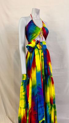 une robe colorée de femme sur un mannequin, un mannequin, un mannequin, un mannequin, un mannequin, un mannequin, un mannequin, un mannequin