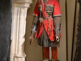 une statue représentant un homme en armure dans une pièce dotée d'une cheminée
