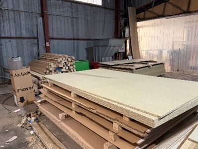 SOREZE - S6 - Environ 150 panneaux d'aggloméré et de chutes …