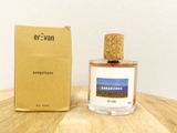 un flacon de parfum posé sur une table à côté d'une boîte