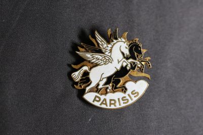 Gros plan sur une épingle ornée d'une licorne