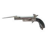 un gros plan d'un pistolet sur une surface blanche avec un fond blanc