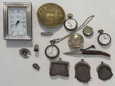 un grand nombre d'objets posés sur une table