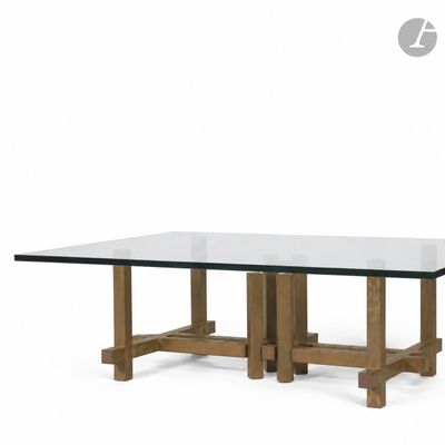 une photo d'une table en verre avec deux pieds en bois