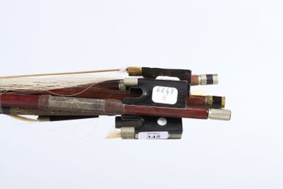 Ensemble de cinq archets de violon , en bois d'abeille, mont…